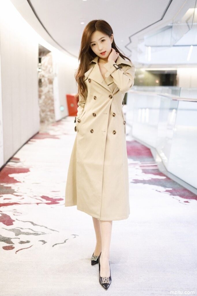 紧身牛仔裤烫发女孩逛商场【124】00026套图库-美女套图库-街拍套图套图库