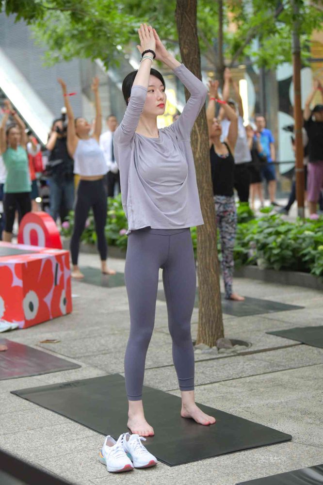 做瑜伽的小女人【75P】04023套图库-美女套图库-街拍套图套图库