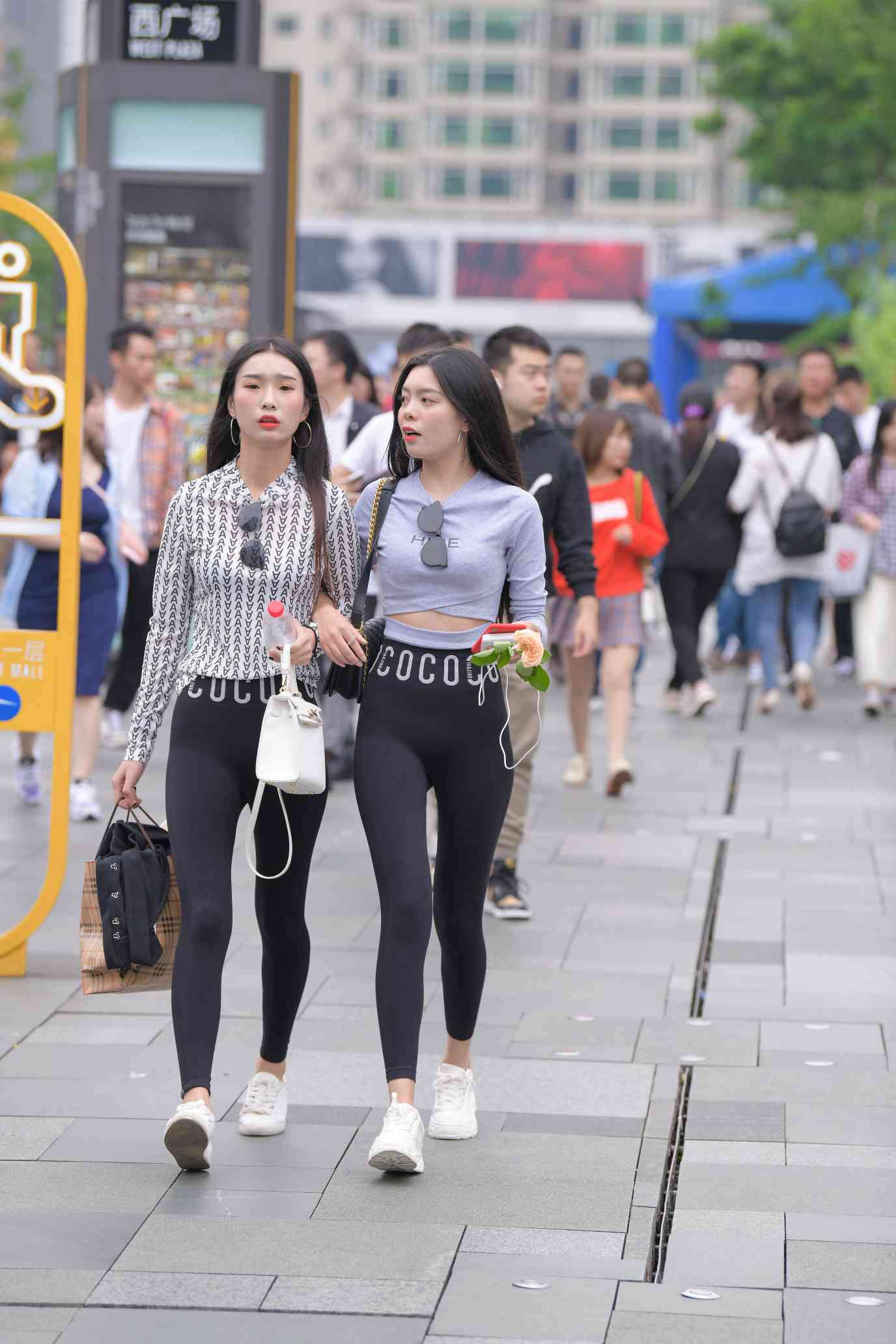 图片[1]套图库-美女套图库-街拍套图【免费】逛街的两个瑜伽裤姑娘【40P】04030套图库-美女套图库-街拍套图套图库