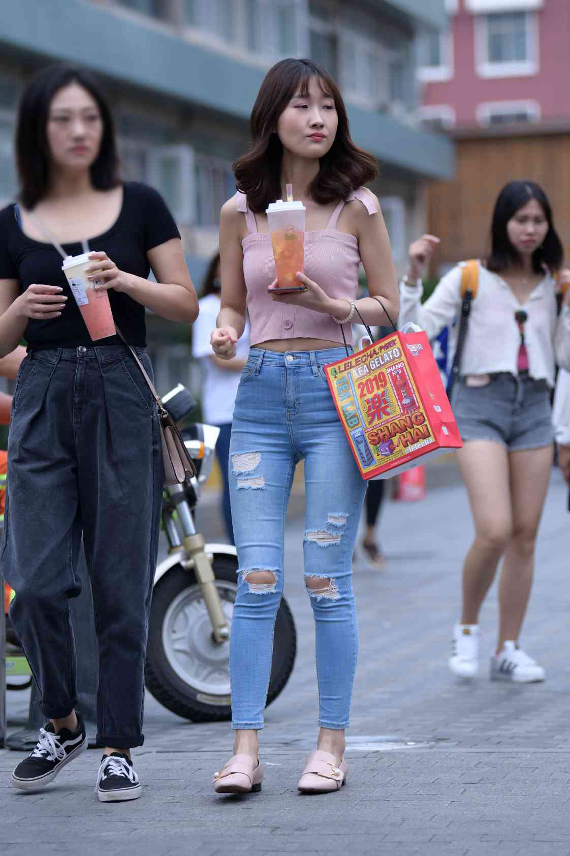 图片[2]套图库-美女套图库-街拍套图【免费】紧身牛仔裤女生【18P】04014套图库-美女套图库-街拍套图套图库