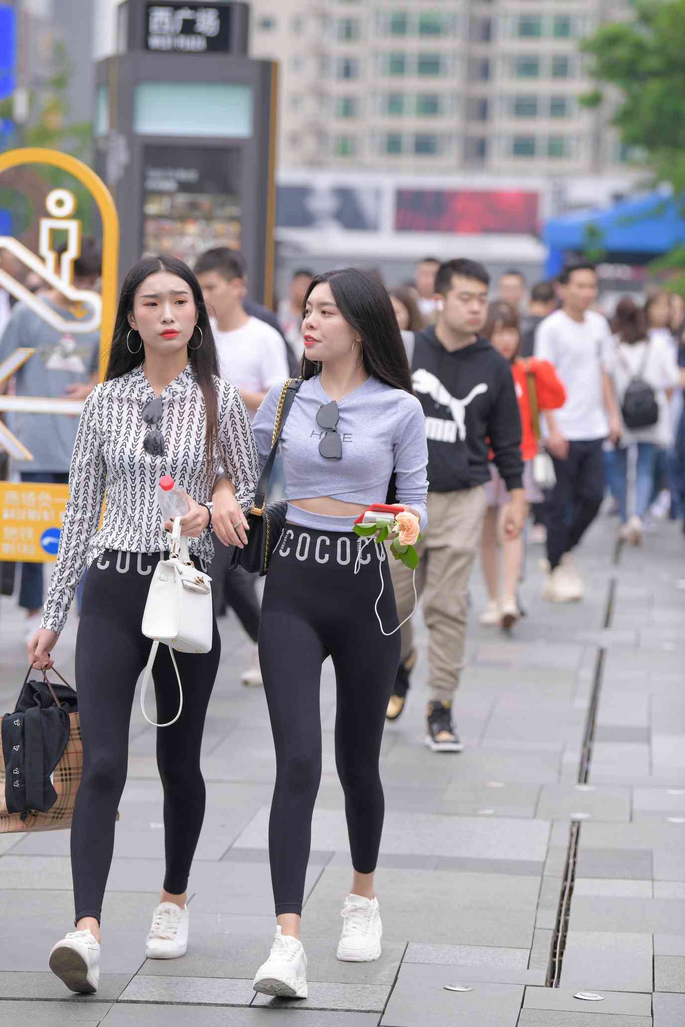 图片[2]套图库-美女套图库-街拍套图【免费】逛街的两个瑜伽裤姑娘【40P】04030套图库-美女套图库-街拍套图套图库