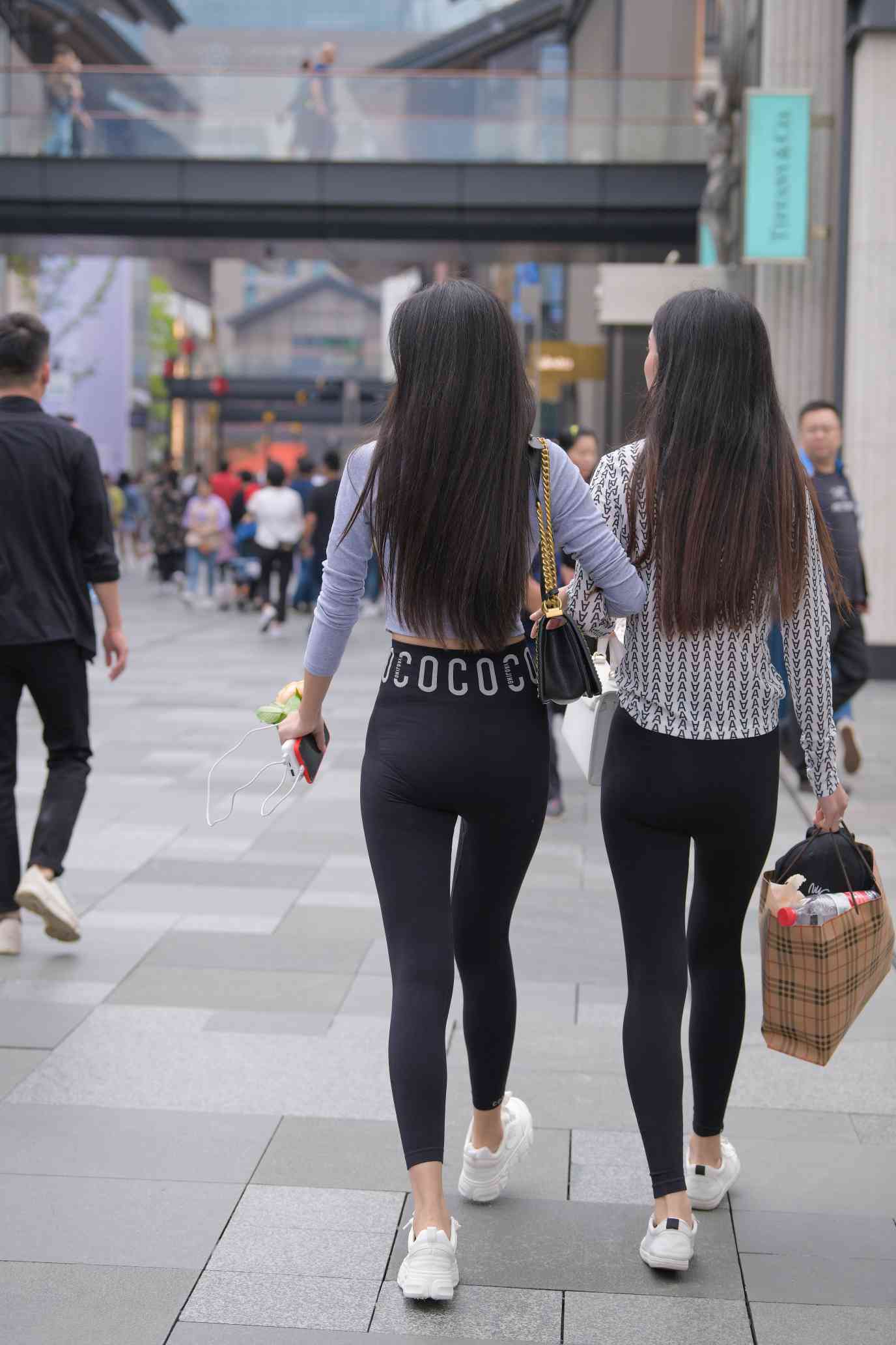 图片[3]套图库-美女套图库-街拍套图【免费】逛街的两个瑜伽裤姑娘【40P】04030套图库-美女套图库-街拍套图套图库
