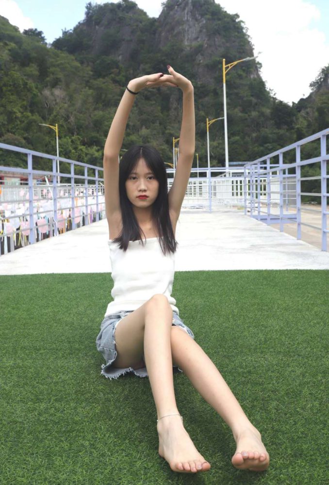 坐在草地上的长发女孩【172P】20012套图库-美女套图库-街拍套图套图库