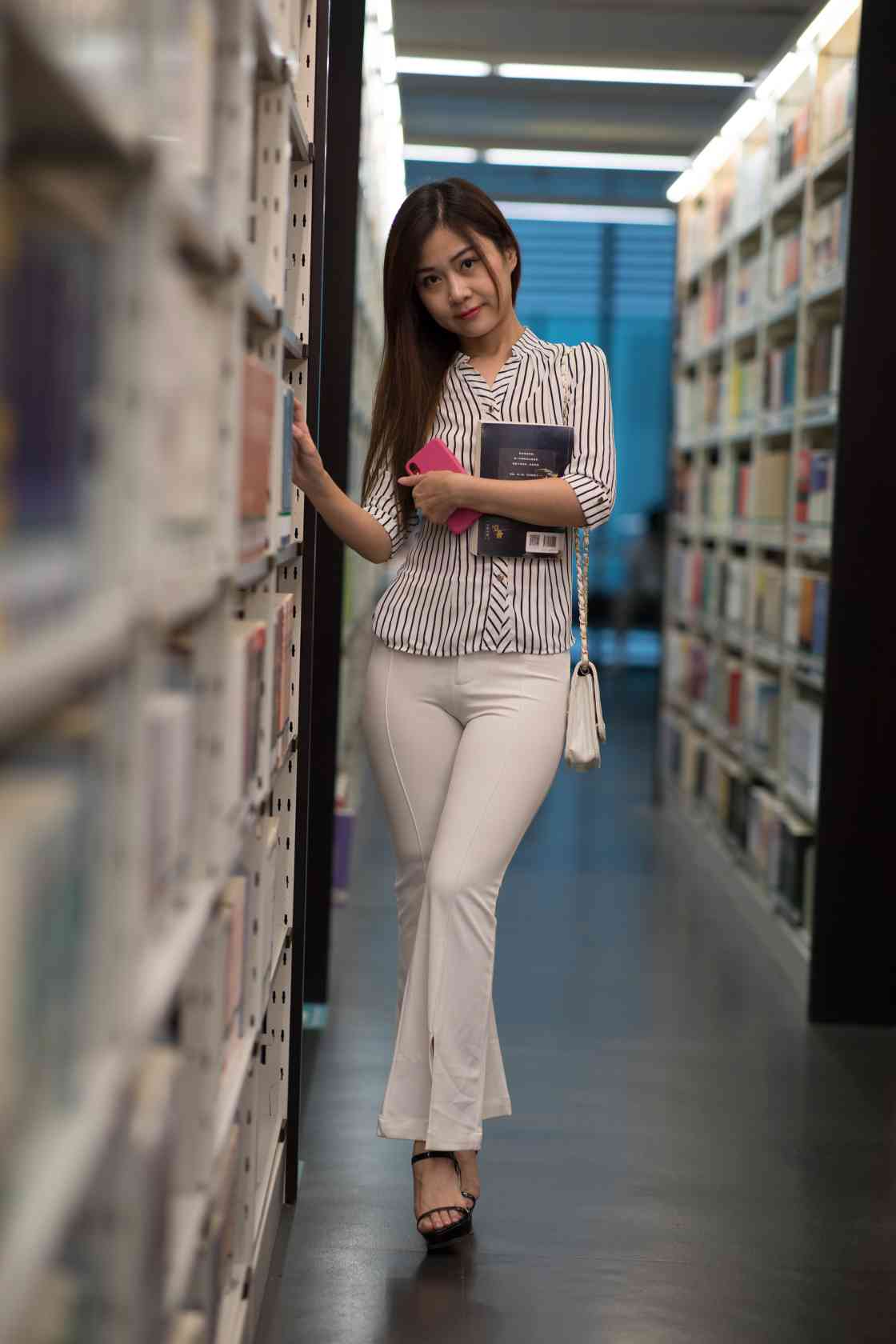 图片[5]套图库-美女套图库-街拍套图逛书店的白色紧身裤女孩【450P】04040套图库-美女套图库-街拍套图套图库