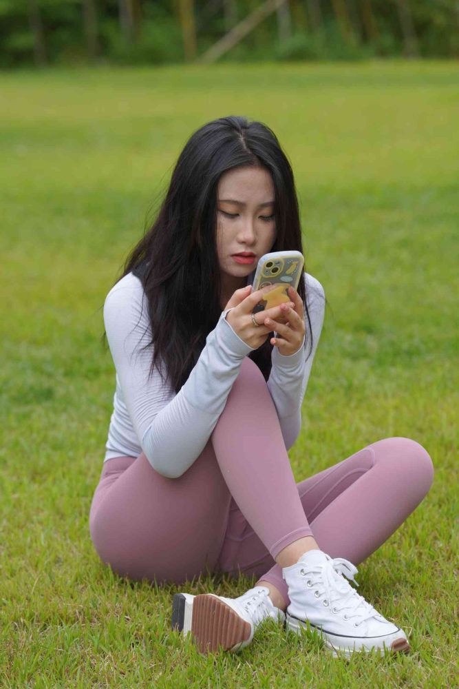 图片[1]套图库-美女套图库-街拍套图坐在草地玩手机的瑜伽姑娘【733P】04012套图库-美女套图库-街拍套图套图库