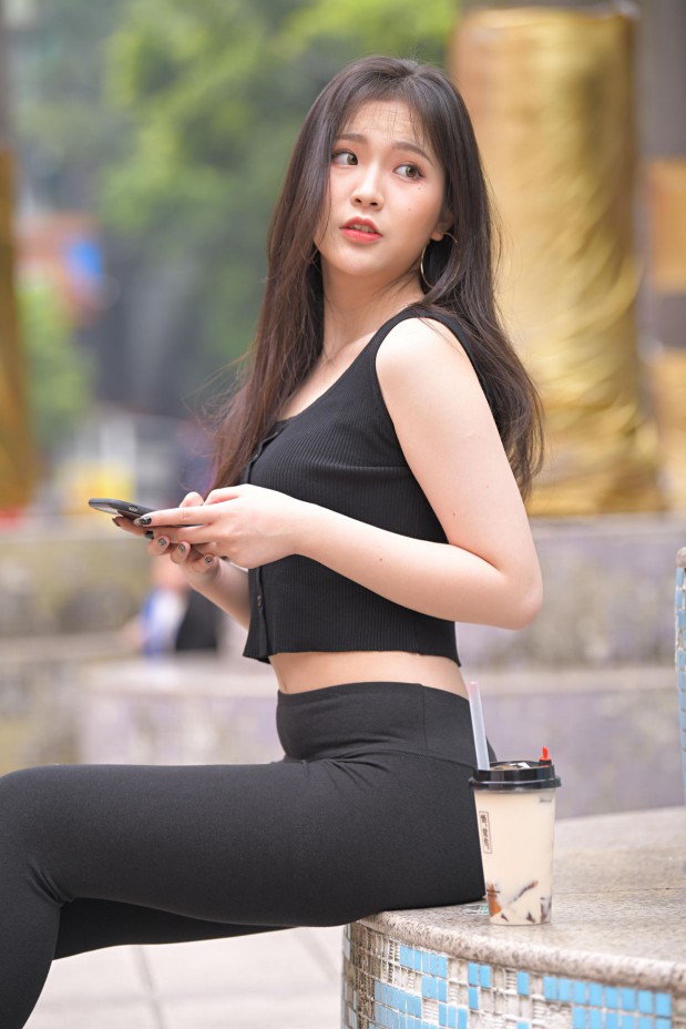 图片[1]套图库-美女套图库-街拍套图喝奶茶的黑色瑜伽裤长发姑娘【376P】00055套图库-美女套图库-街拍套图套图库