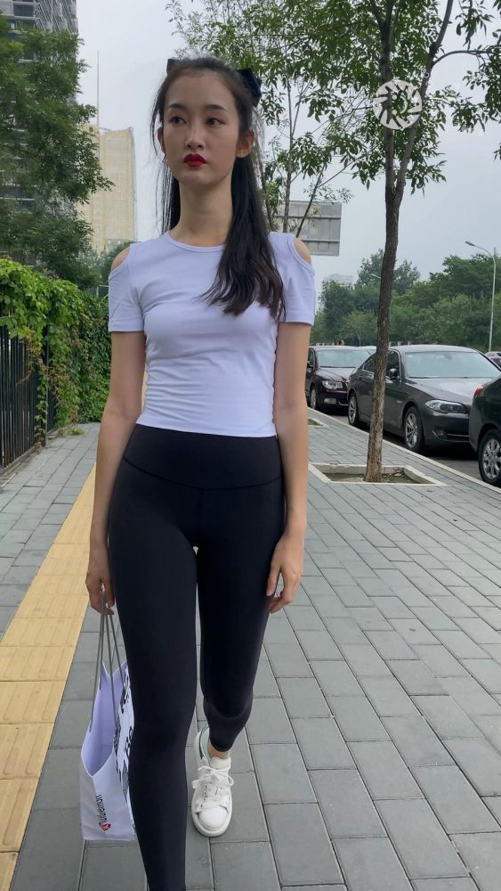黑色瑜伽裤逛街的女孩J4000 MP4-7.76GB套图库-美女套图库-街拍套图套图库