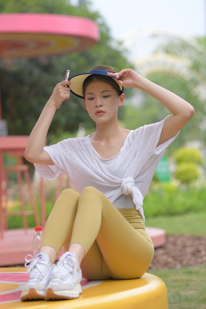 戴着遮阳帽的瑜伽裤女孩J2965 796P1V-27.1GB套图库-美女套图库-街拍套图套图库