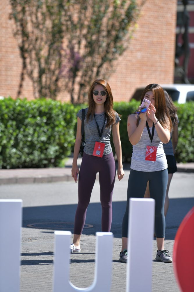 紫色瑜伽裤墨镜导游J4604 27P-336MB套图库-美女套图库-街拍套图套图库