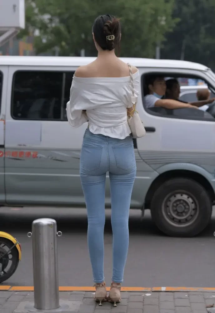 紧身牛仔裤优雅小女人J2238 322P1V-14.1GB套图库-美女套图库-街拍套图套图库