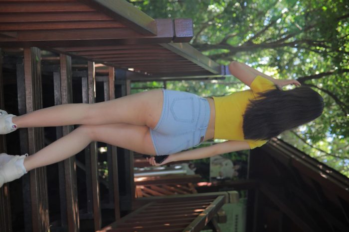 在户外散心的紧身牛仔短裤女孩【536P】00048套图库-美女套图库-街拍套图套图库