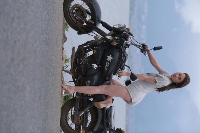 阴雨天在海边骑车的长发女人【156P】00044套图库-美女套图库-街拍套图套图库