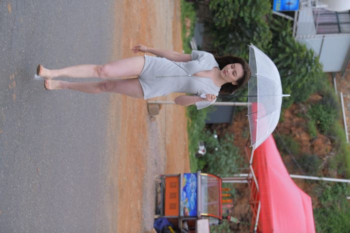 阴雨天在海边骑车的长发女人【156P】00044套图库-美女套图库-街拍套图套图库