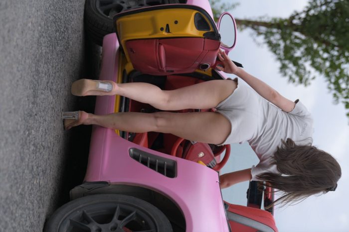 在海边开跑车的连衣短裤女孩【390P】00030套图库-美女套图库-街拍套图套图库