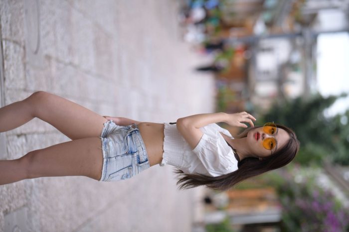 戴太阳镜的牛仔短裤紧身牛仔MM【167P】00021套图库-美女套图库-街拍套图套图库