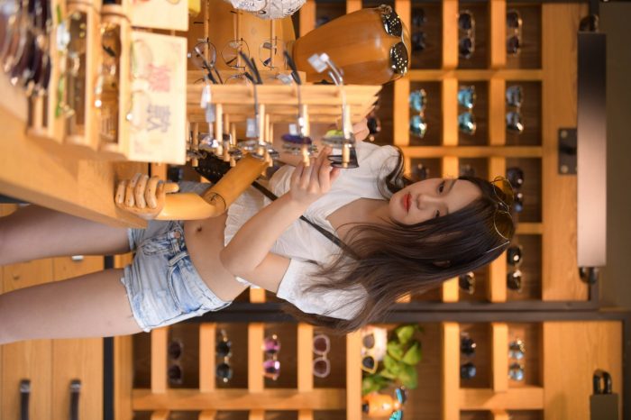 头戴花环的南方姑娘身穿紧身牛仔短裤【161P】00028套图库-美女套图库-街拍套图套图库