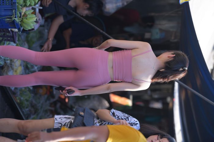 粉色的甜美瑜伽裤女孩在逛街【372P】00057套图库-美女套图库-街拍套图套图库