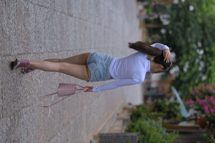 紧身牛仔短裤骑自行车的漂亮女孩【588P】00053套图库-美女套图库-街拍套图套图库