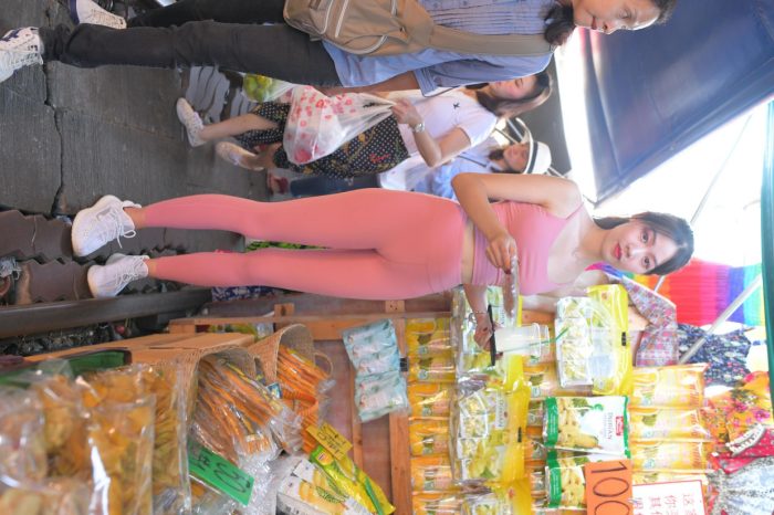 粉色的甜美瑜伽裤女孩在逛街【372P】00057套图库-美女套图库-街拍套图套图库