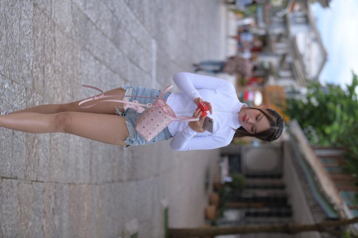 紧身牛仔短裤骑自行车的漂亮女孩【588P】00053套图库-美女套图库-街拍套图套图库