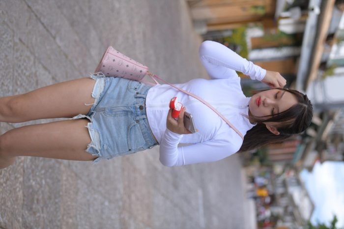 紧身牛仔短裤骑自行车的漂亮女孩【588P】00053套图库-美女套图库-街拍套图套图库