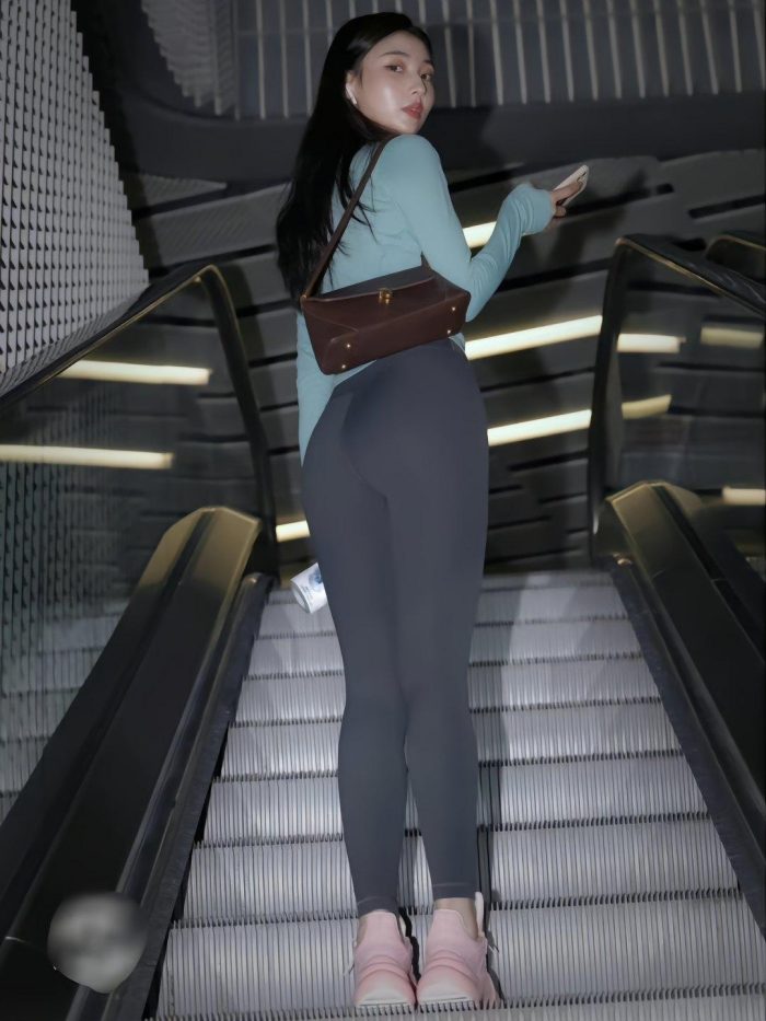 晚上逛商场的瑜伽裤漂亮女孩J2244 225P2V-15.1GB套图库-美女套图库-街拍套图套图库