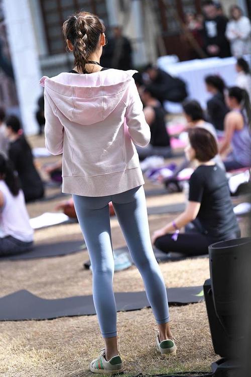 图片[2]套图库-美女套图库-街拍套图在广场看热闹的瑜伽裤女人套图库-美女套图库-街拍套图套图库