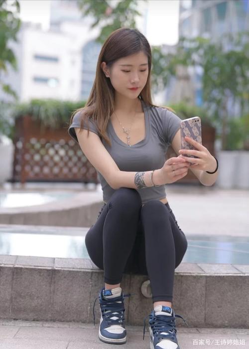 图片[1]套图库-美女套图库-街拍套图有小虎牙非常甜美的瑜伽裤女孩套图库-美女套图库-街拍套图套图库