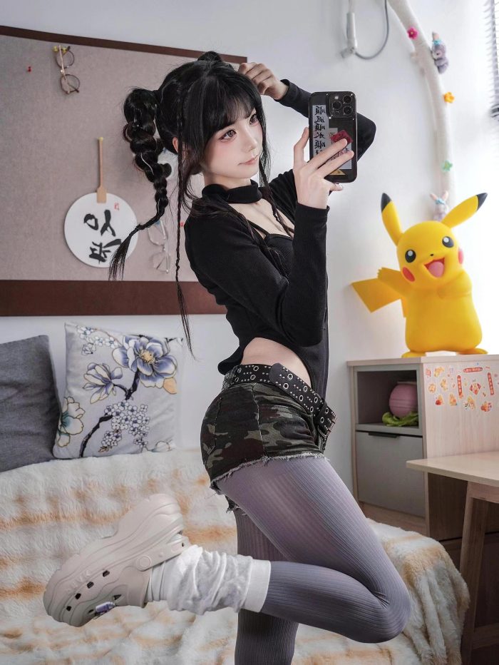 牛仔热裤+灰丝姑娘玩自拍套图库-美女套图库-街拍套图套图库