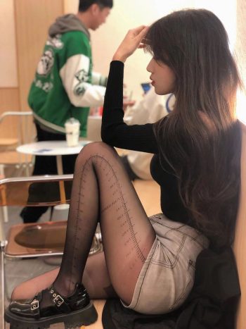 图片[1]套图库-美女套图库-街拍套图牛仔短裤+黑丝，太好看了吧套图库-美女套图库-街拍套图套图库