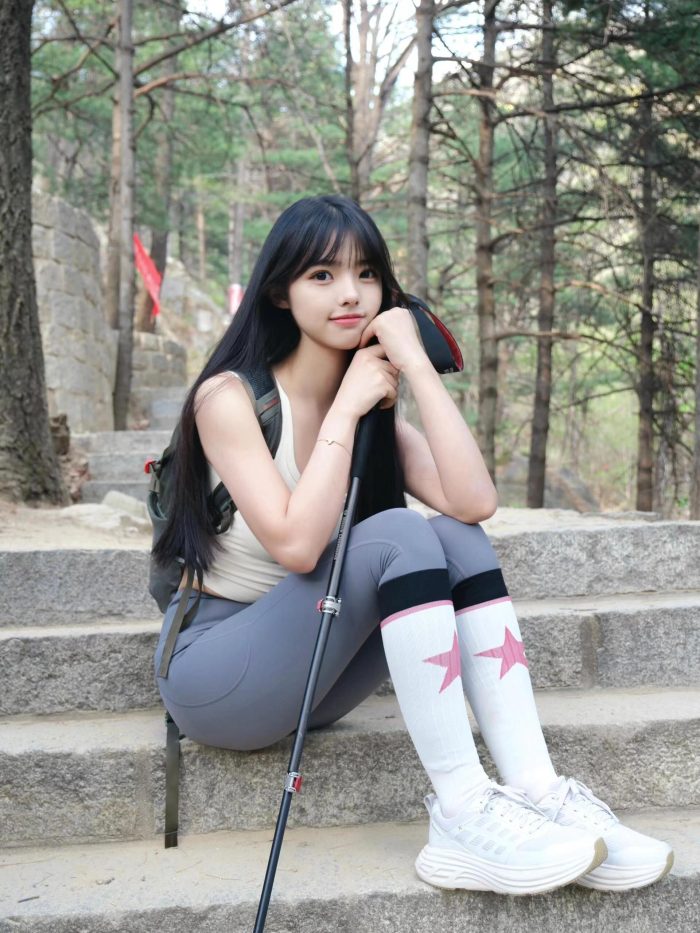 爱爬山的瑜伽裤MM，太甜美了！~套图库-美女套图库-街拍套图套图库