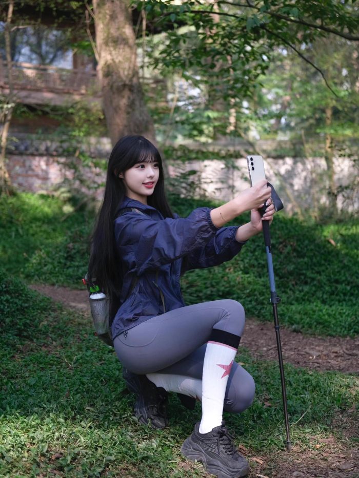 爱爬山的瑜伽裤MM，太甜美了！~套图库-美女套图库-街拍套图套图库