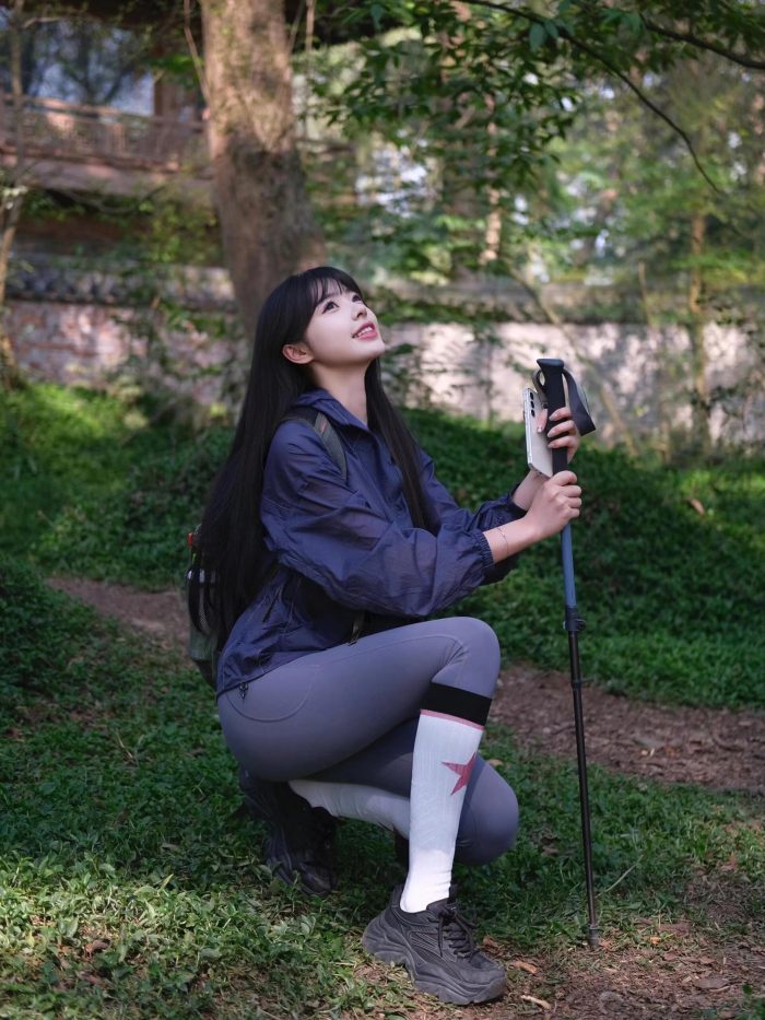 爱爬山的瑜伽裤MM，太甜美了！~套图库-美女套图库-街拍套图套图库