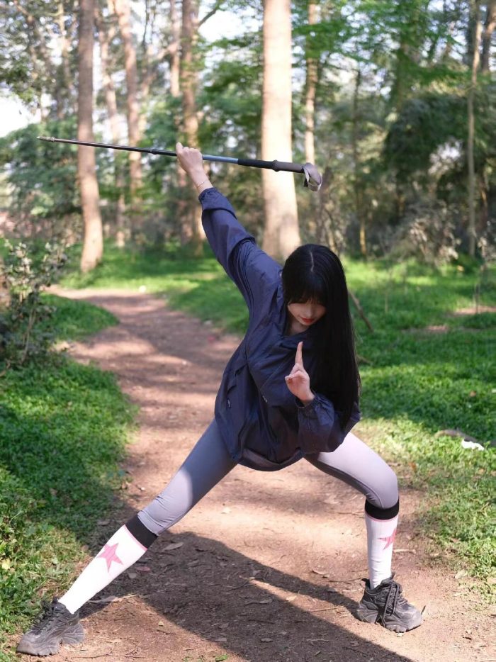 爱爬山的瑜伽裤MM，太甜美了！~套图库-美女套图库-街拍套图套图库