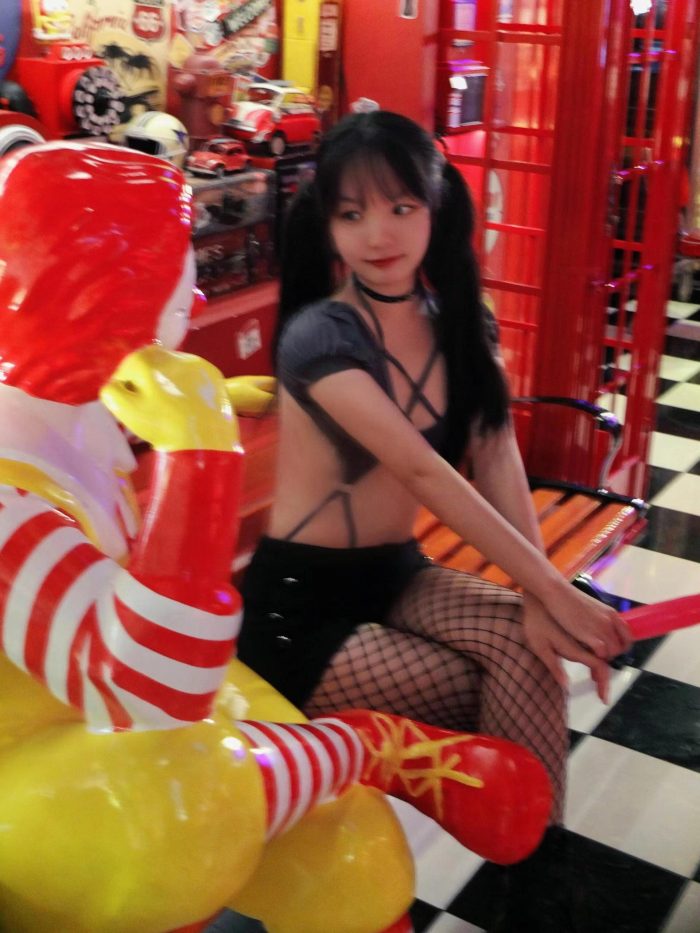 网格丝袜的清纯双马尾小姑娘套图库-美女套图库-街拍套图套图库