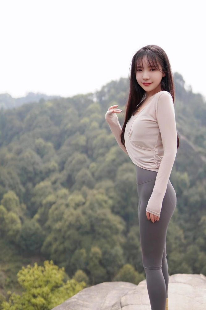 穿瑜伽裤爬山的长发少女套图库-美女套图库-街拍套图套图库