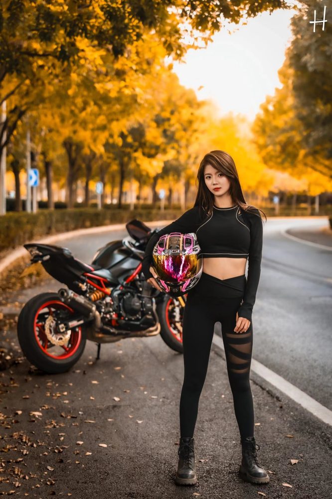 骑摩托车的瑜伽裤美女身材太好了！套图库-美女套图库-街拍套图套图库