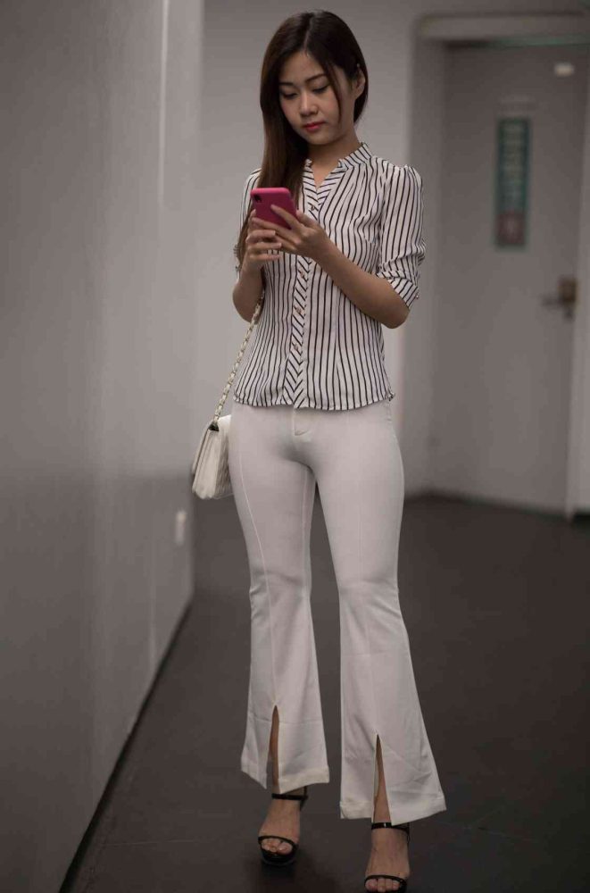 逛书店的白色紧身裤女孩【450P】04040套图库-美女套图库-街拍套图套图库