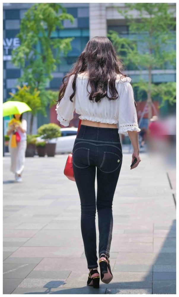 紧身牛仔裤卷发姑娘 J1726 103P-2.28GB套图库-美女套图库-街拍套图套图库